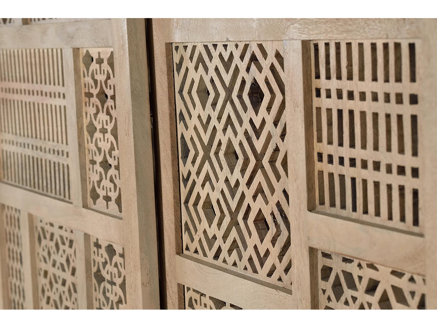 Vitrine en bois de teck et pieds en métal de couleur naturelle