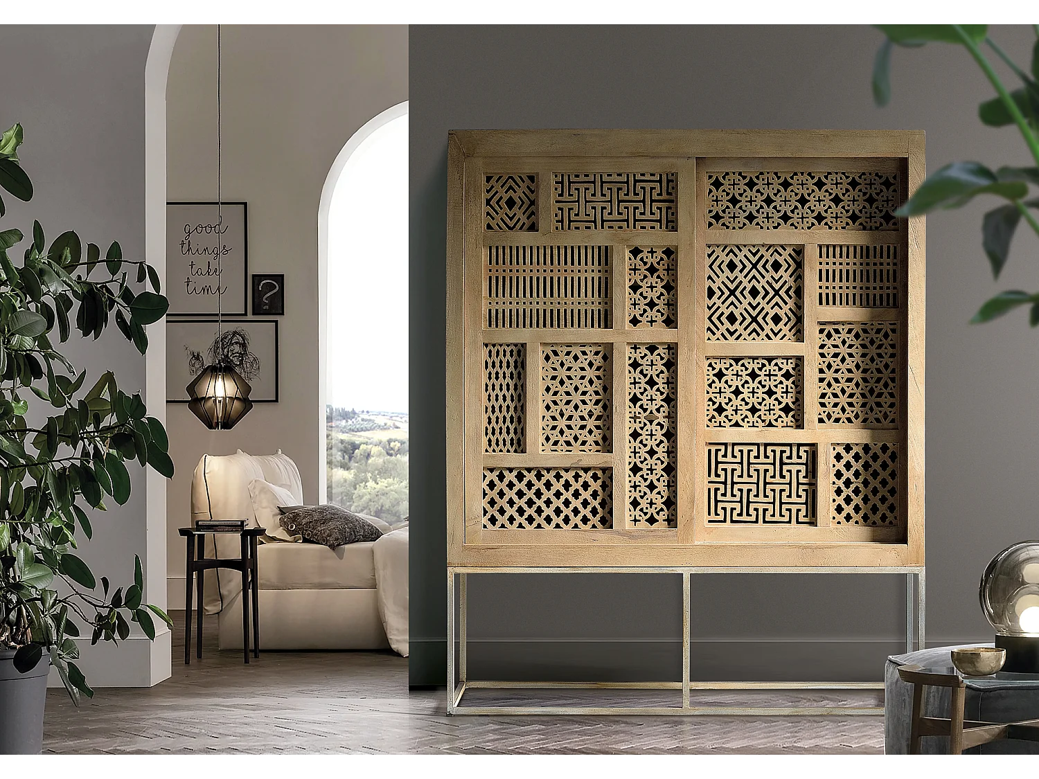 Vitrine em madeira teca com pés de metal na cor natural.