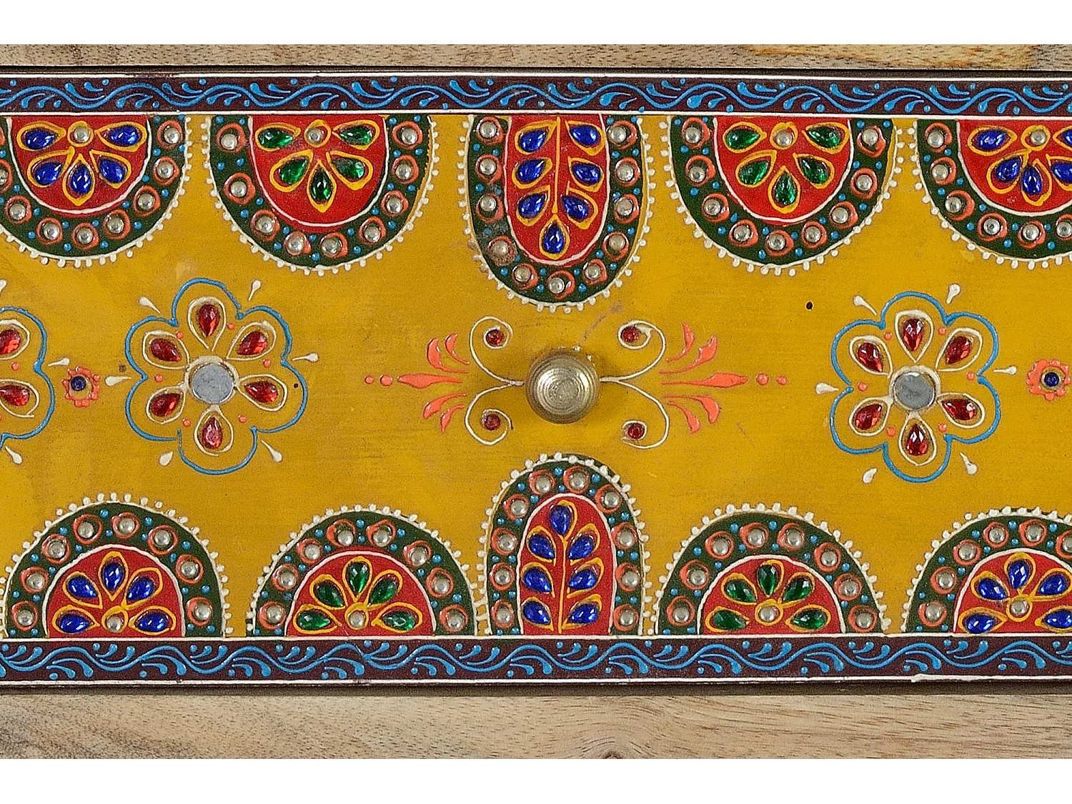 Commode en bois de manguier avec détails multicolores peints à la main