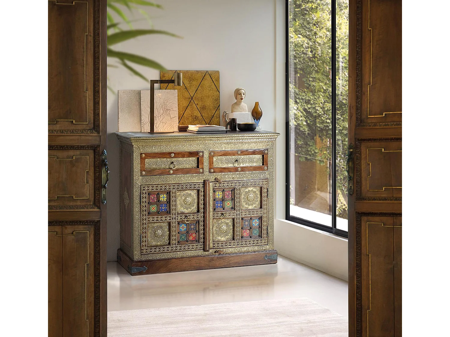 Commode en bois d'acacia, céramique et bronze