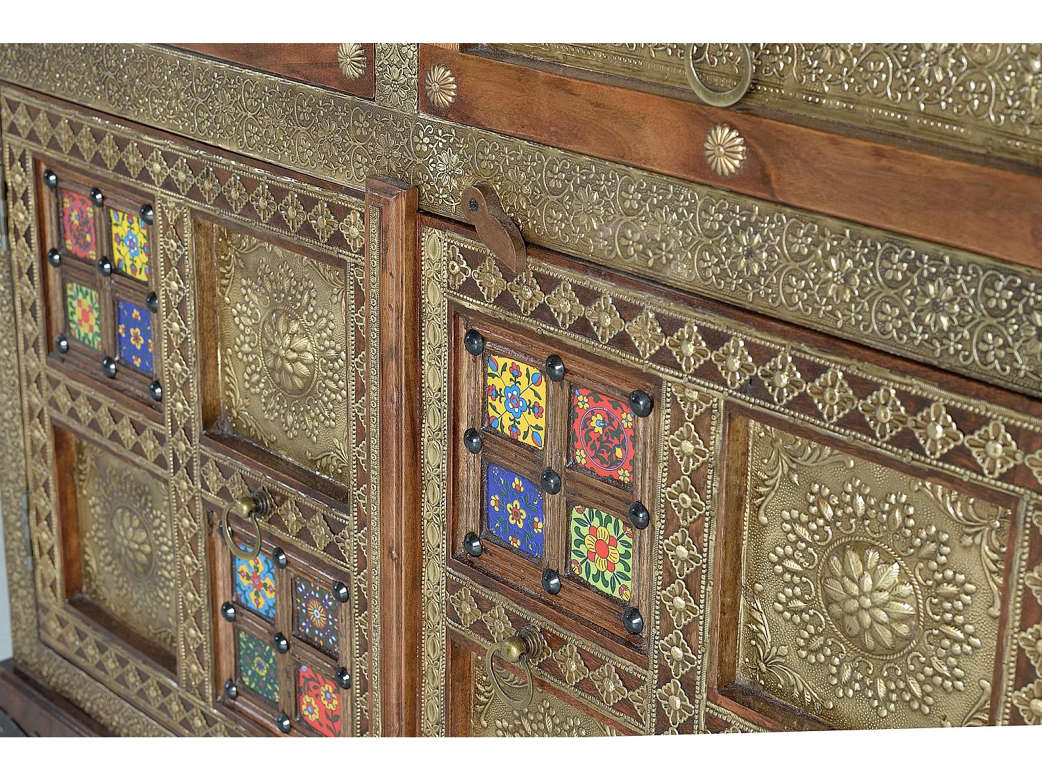 Commode en bois d'acacia, céramique et bronze