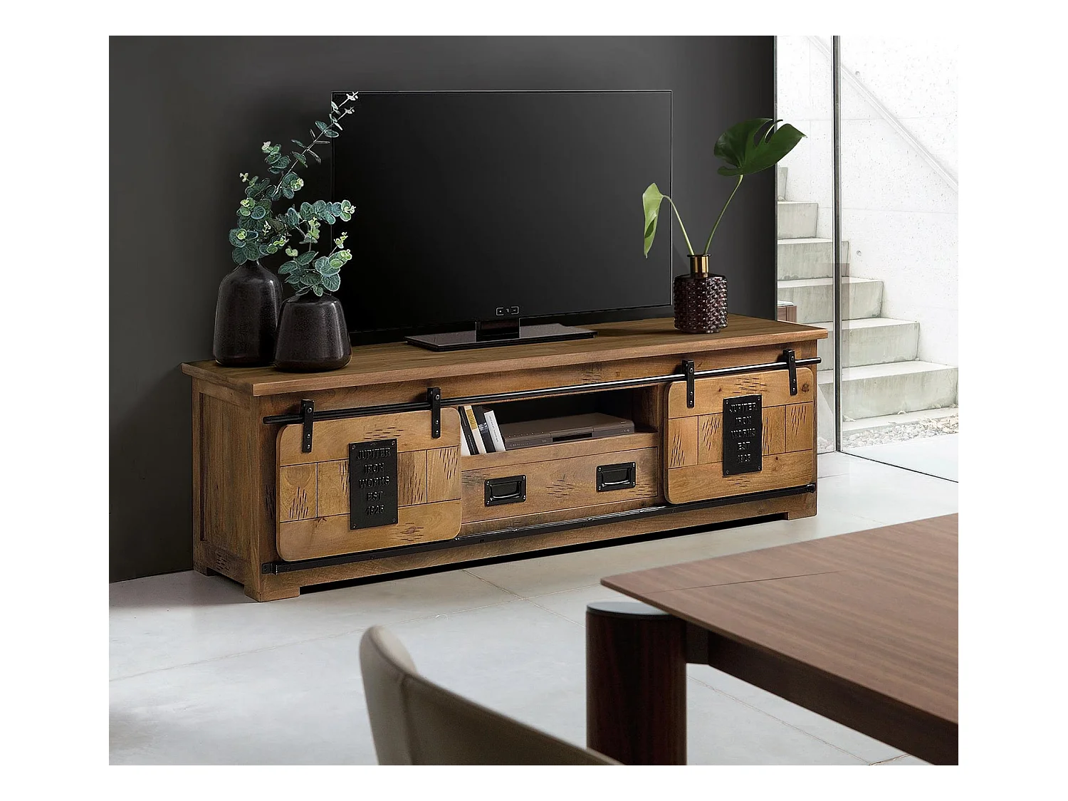 Meuble TV en manguier de style industriel avec deux portes