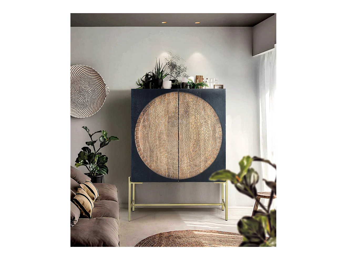 Armoire en bois manguier et métal doré