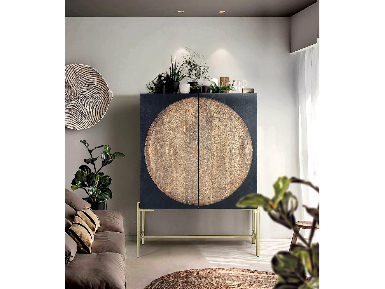 Armoire en bois manguier et métal doré