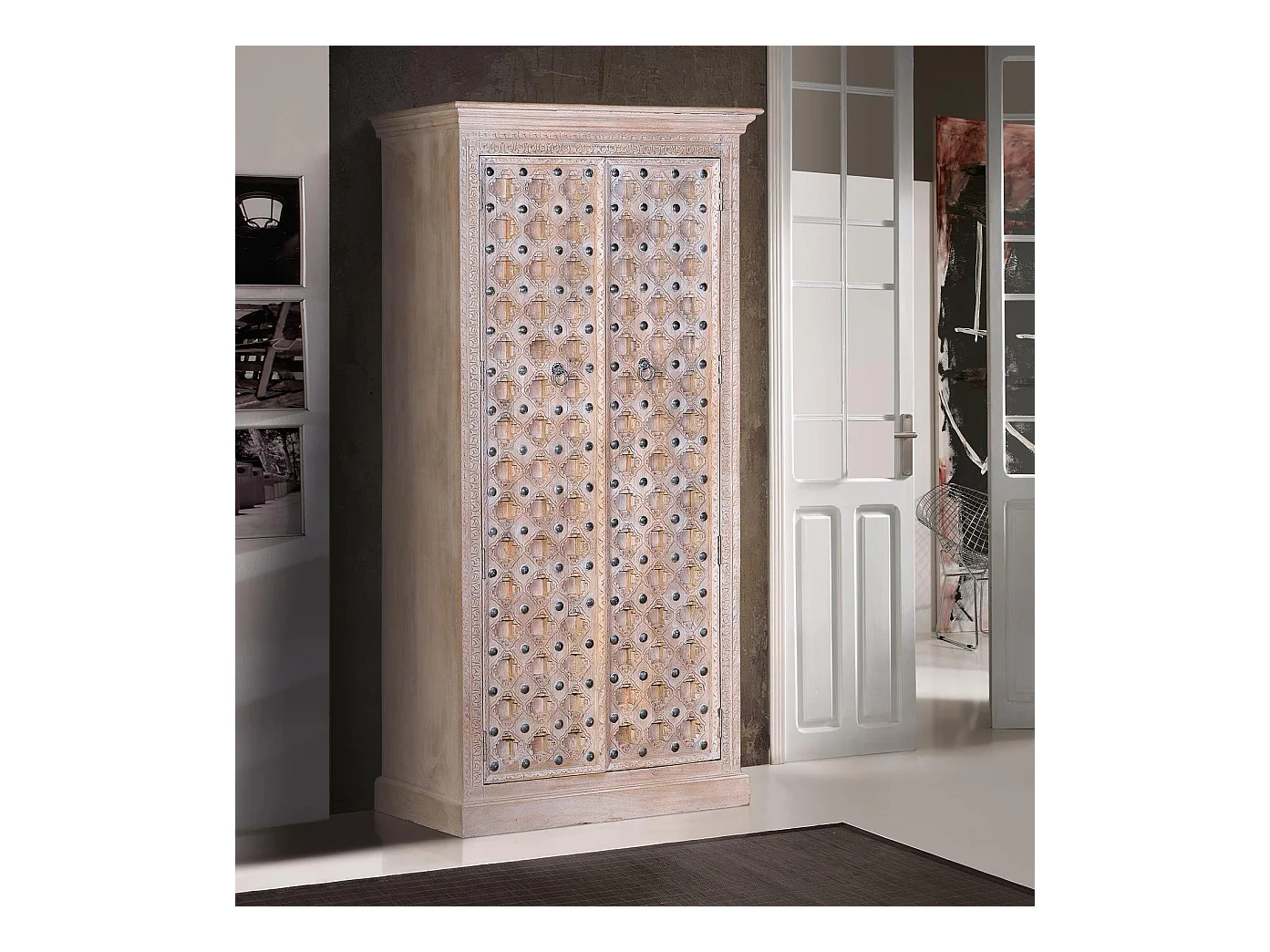 Szafa z drewna mango z naturalnym wykończeniem