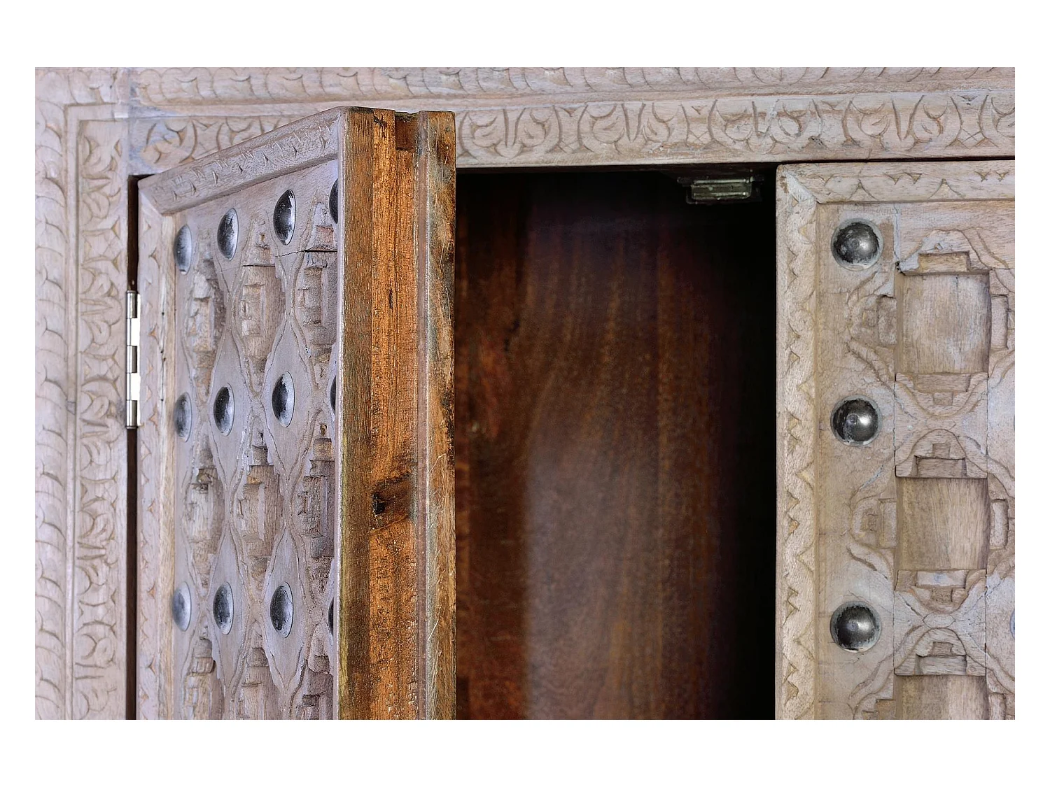 Szafa z drewna mango z naturalnym wykończeniem