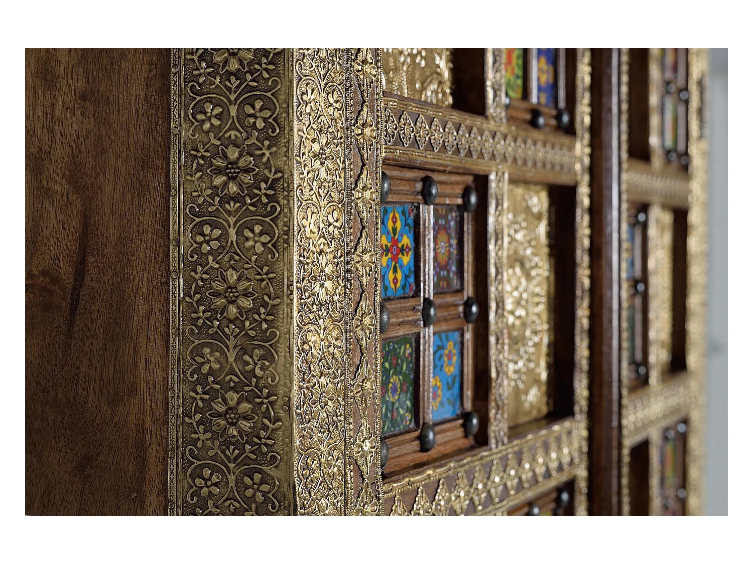 Dwudrzwiowa szafa ze złotymi detalami i płytkami