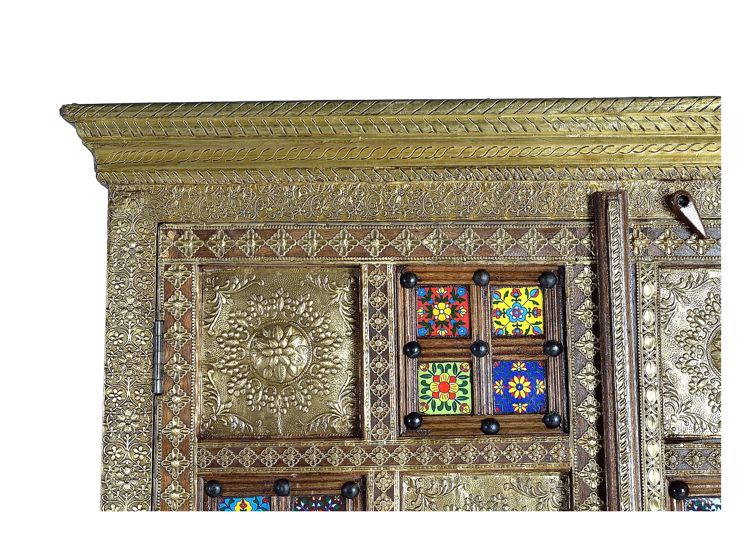 Dwudrzwiowa szafa ze złotymi detalami i płytkami