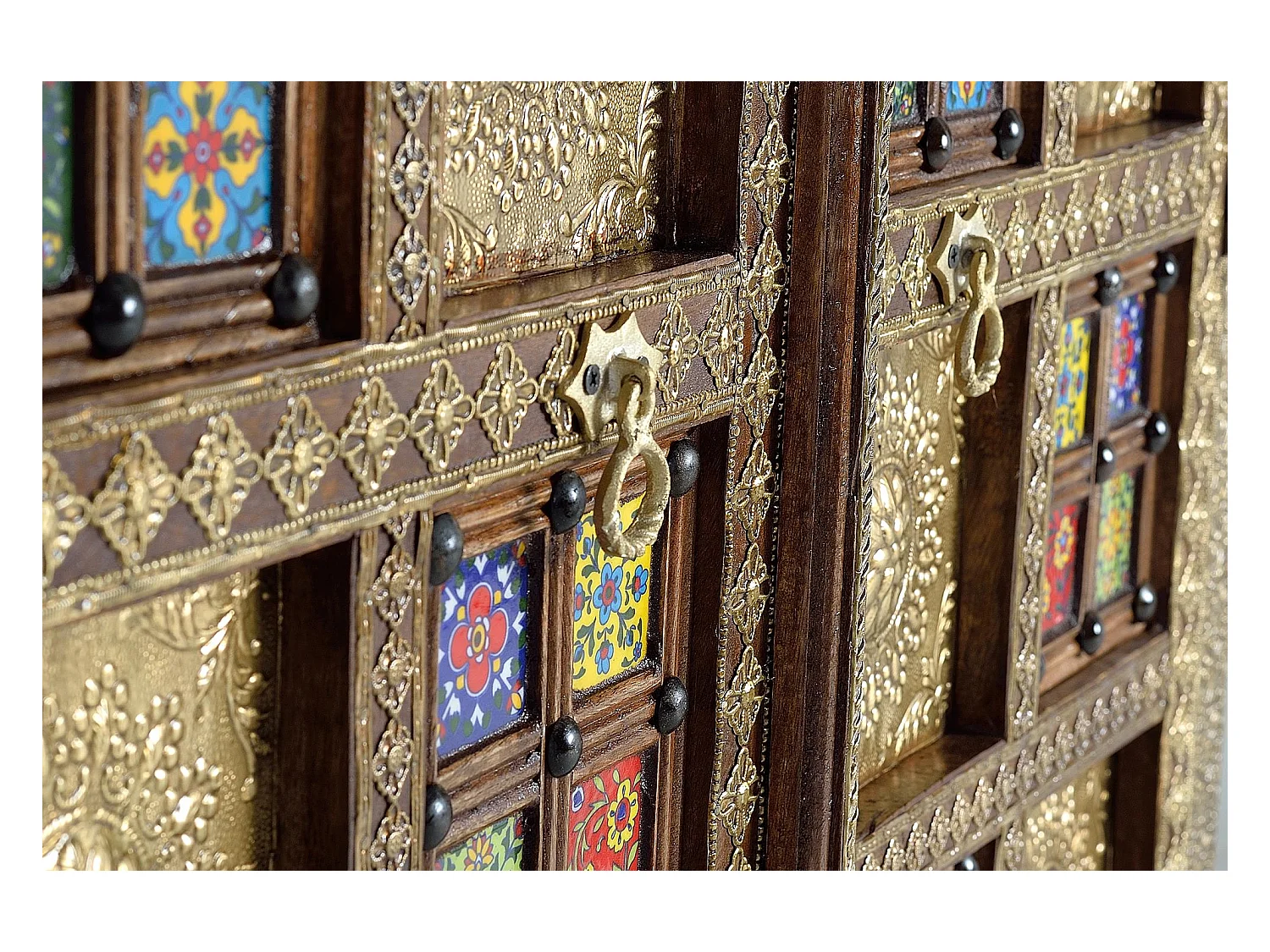 Dwudrzwiowa szafa ze złotymi detalami i płytkami