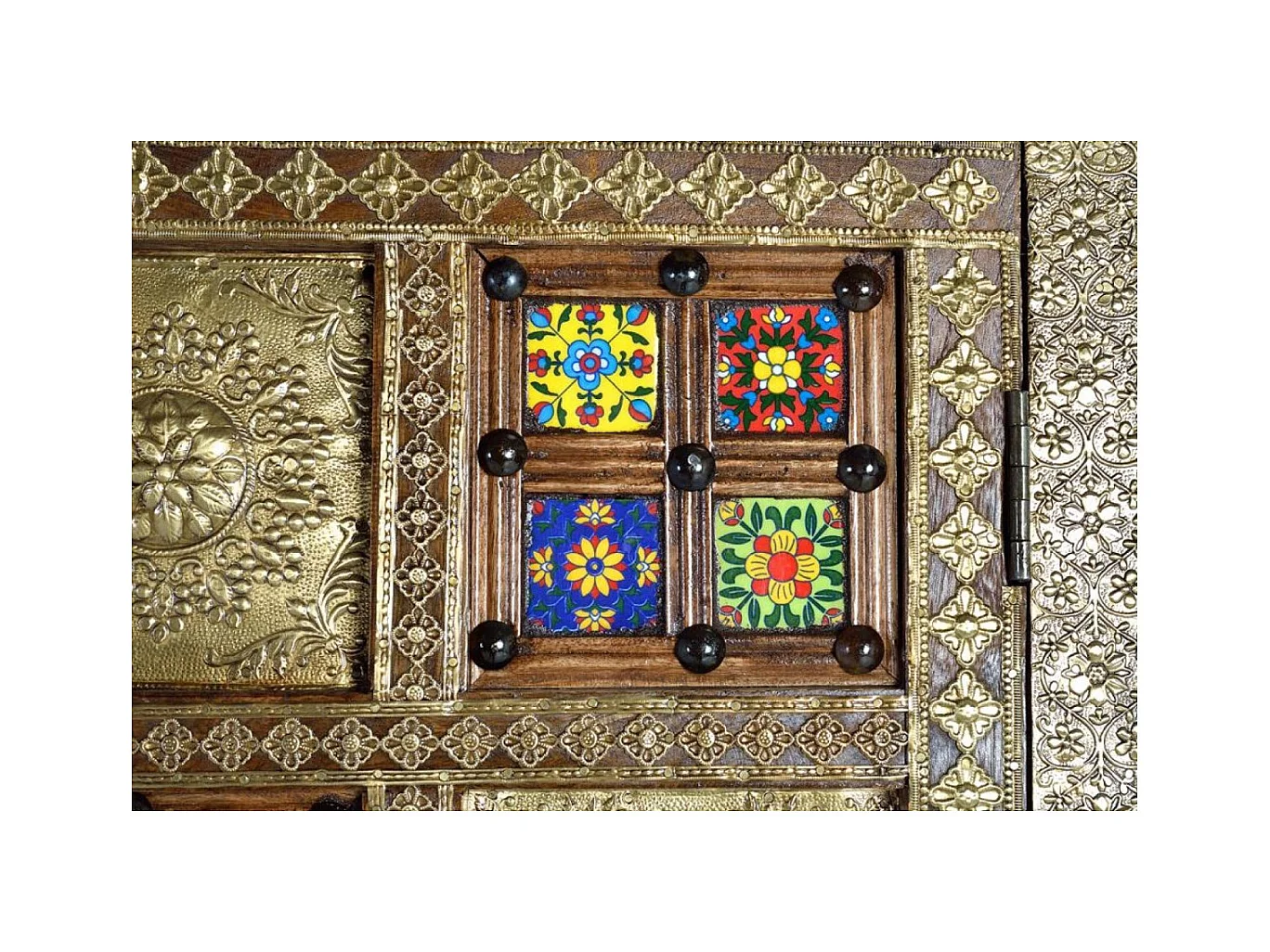 Dwudrzwiowa szafa ze złotymi detalami i płytkami