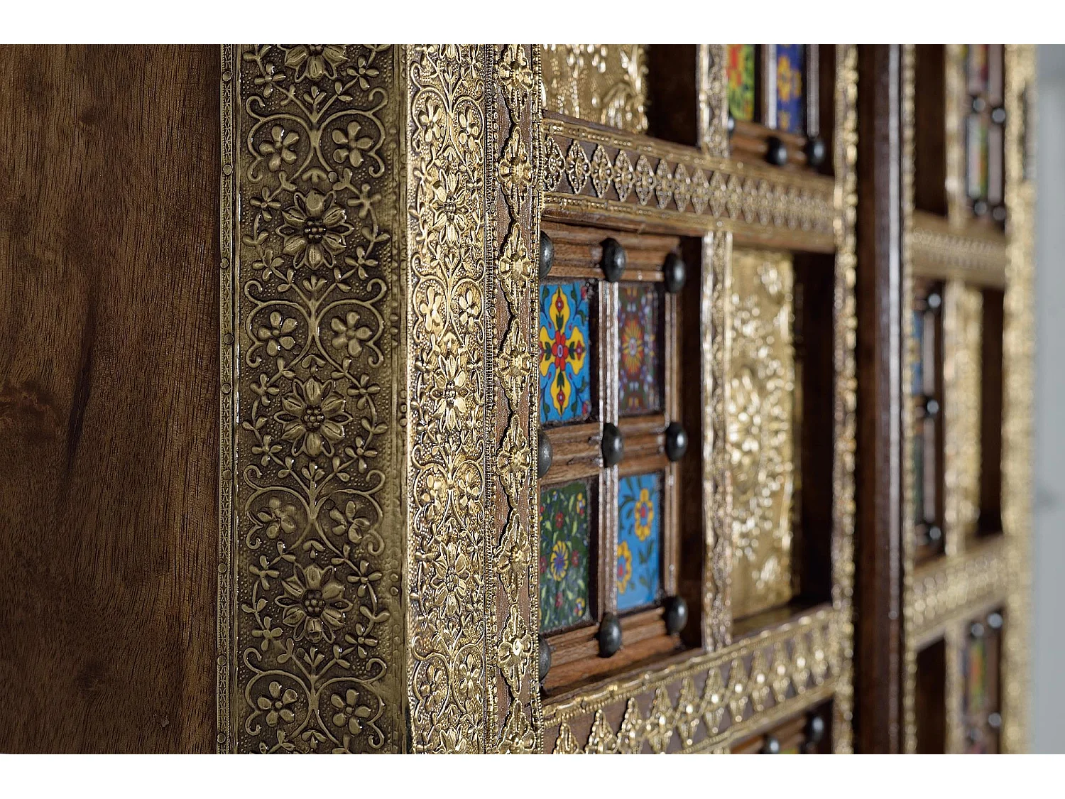 Armoire en bois de manguier, laiton e maiolique
