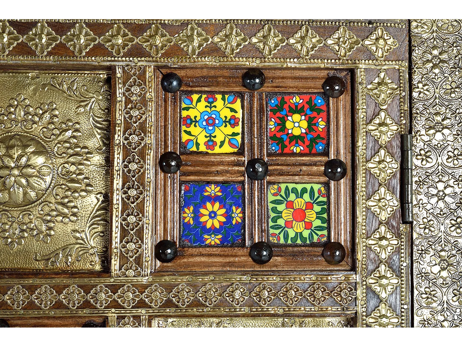 Armoire en bois de manguier, laiton e maiolique