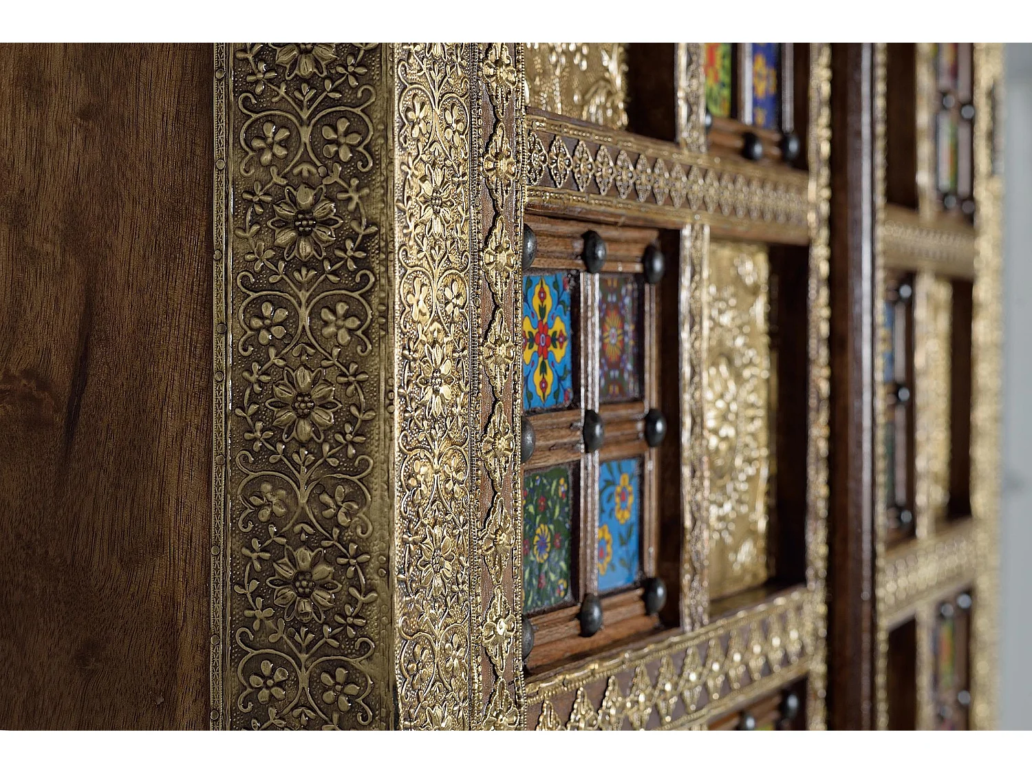 Armadio in massello di acacia intarsiato con maiolica e bronzo