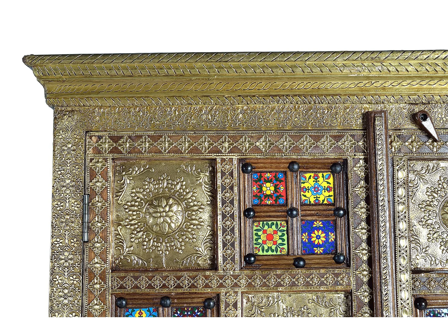 Armadio in massello di acacia intarsiato con maiolica e bronzo
