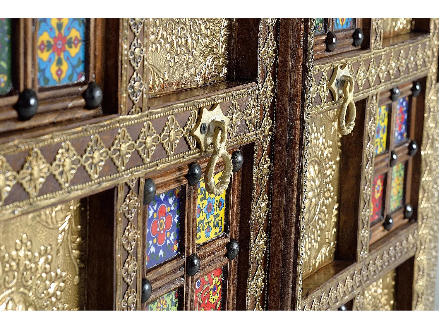 Armadio in massello di acacia intarsiato con maiolica e bronzo