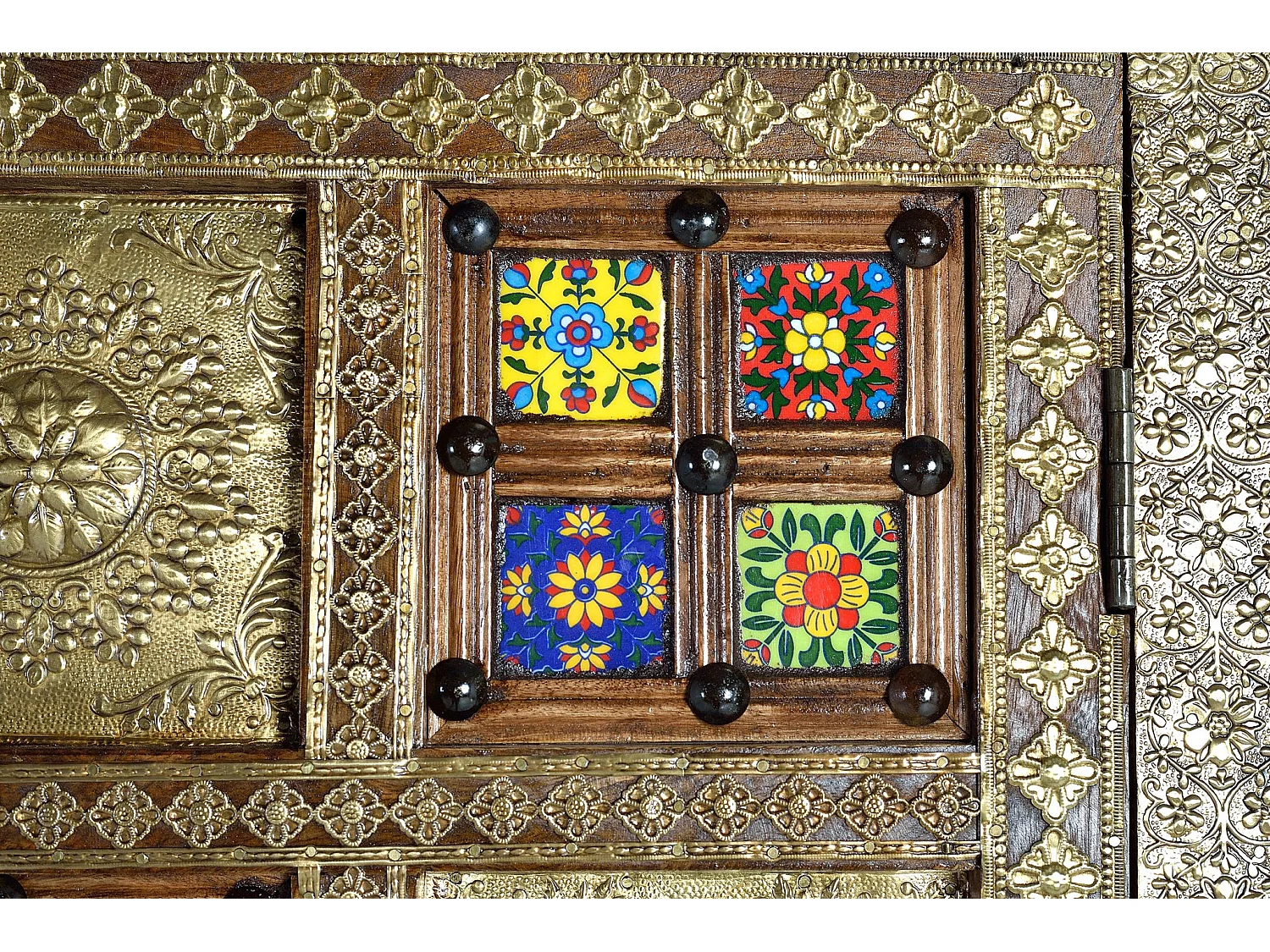Armadio in massello di acacia intarsiato con maiolica e bronzo