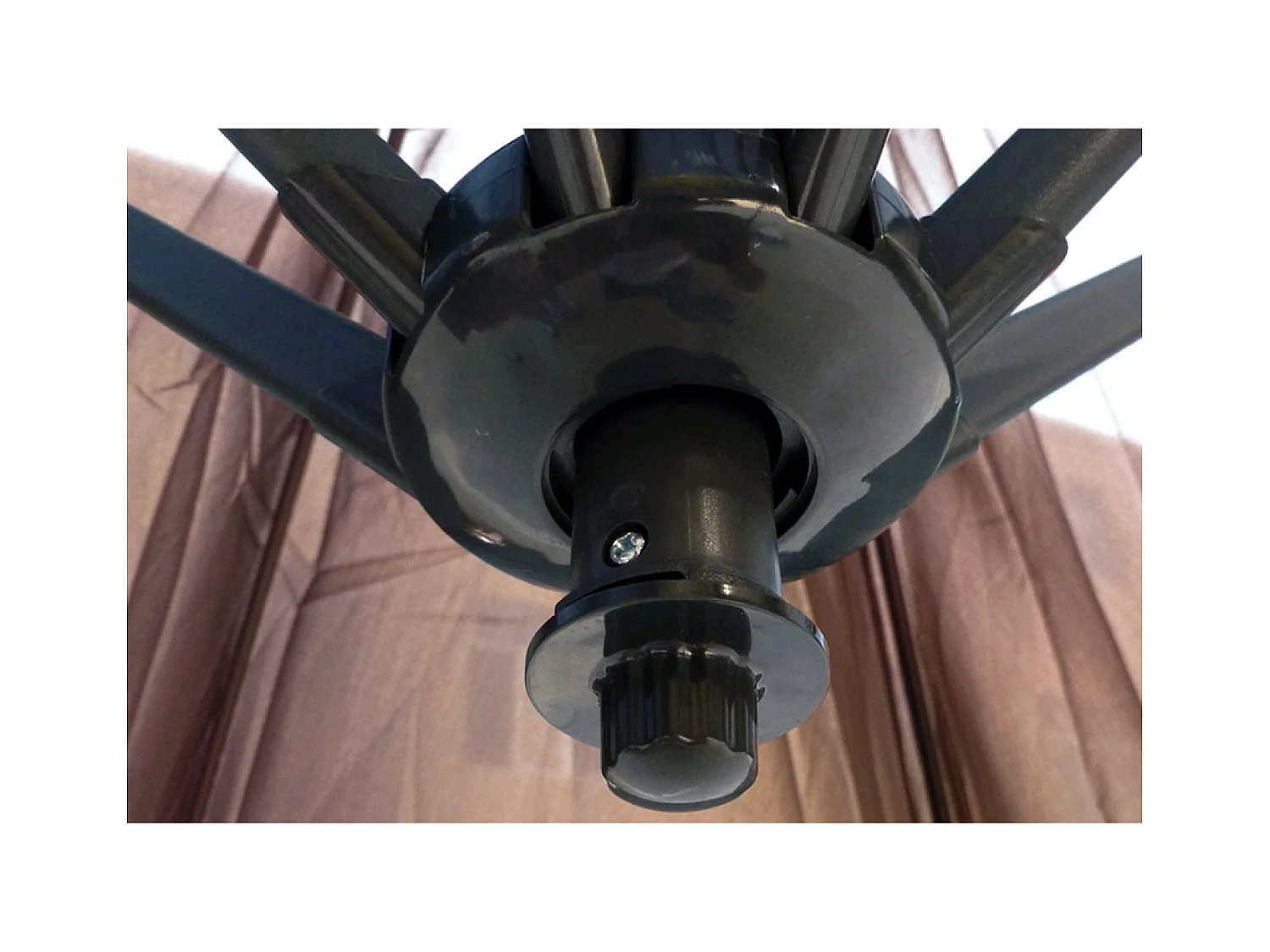 Versetzter LED-Quadrat-Sonnenschirm 3x3m Schokolade SOLENZARA