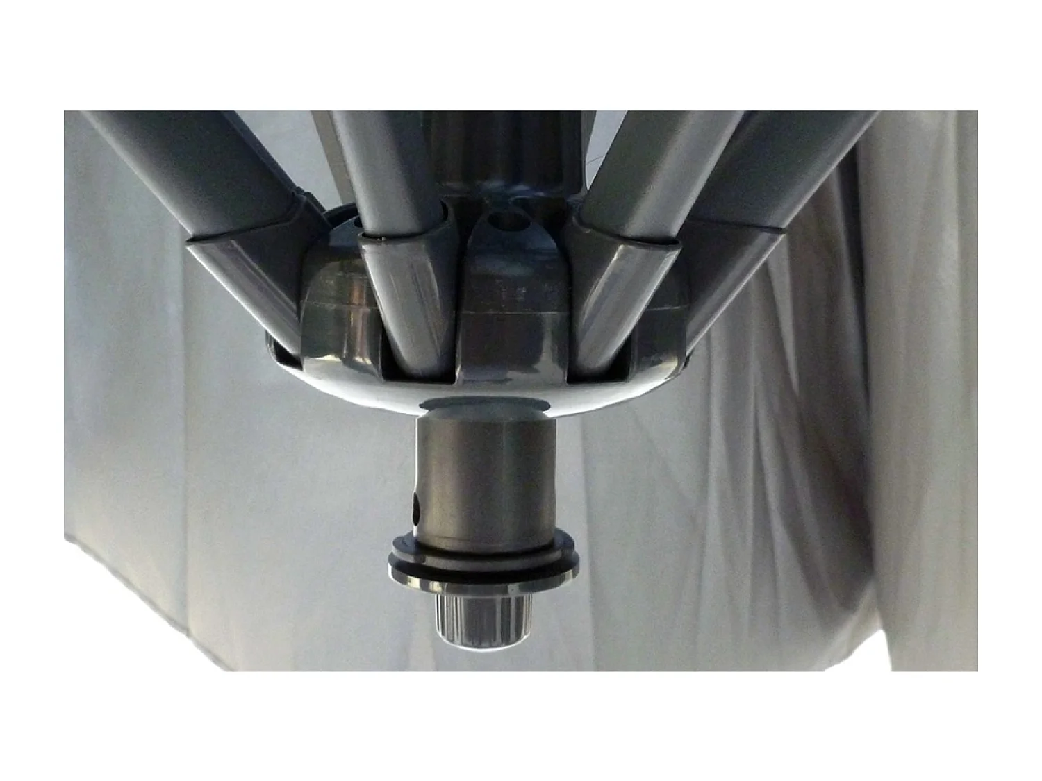 Ombrellone decentrato con LED grigio 3 x 3 m SOLENZARA