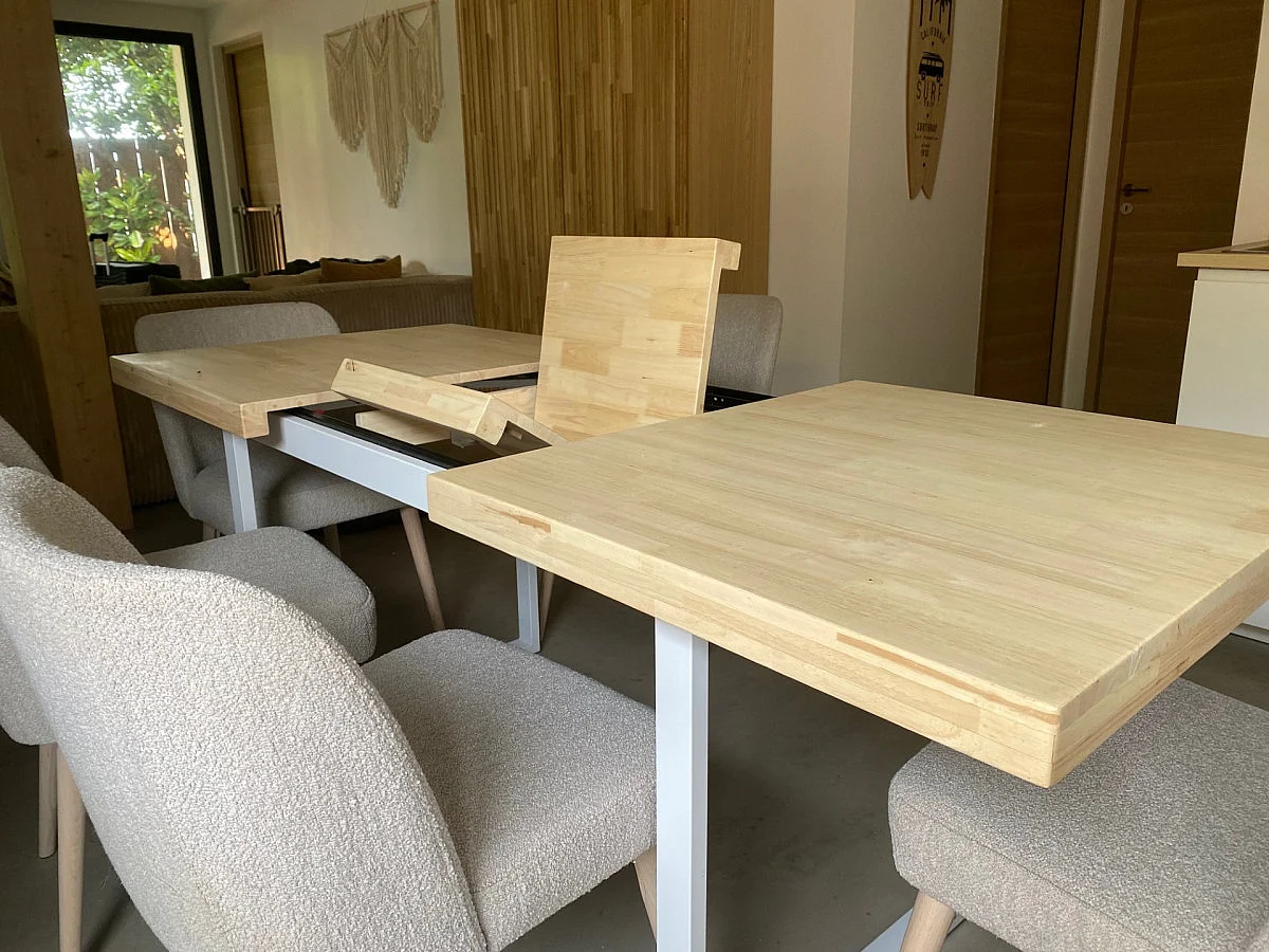 MATIKA - Table repas extensible en bois clair et acier blanc