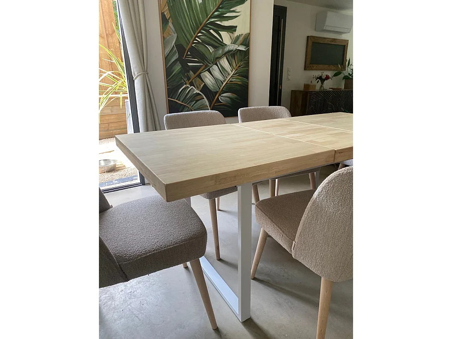 MATIKA - Table repas extensible en bois clair et acier blanc