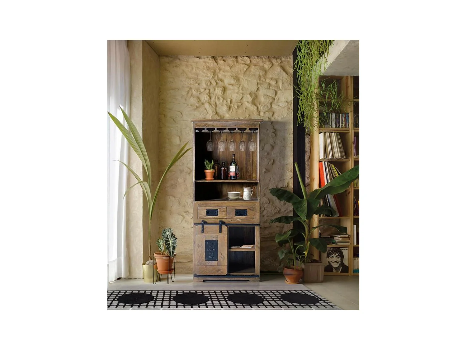 Stojak na butelki w stylu industrialnym z drewna mango i metalu