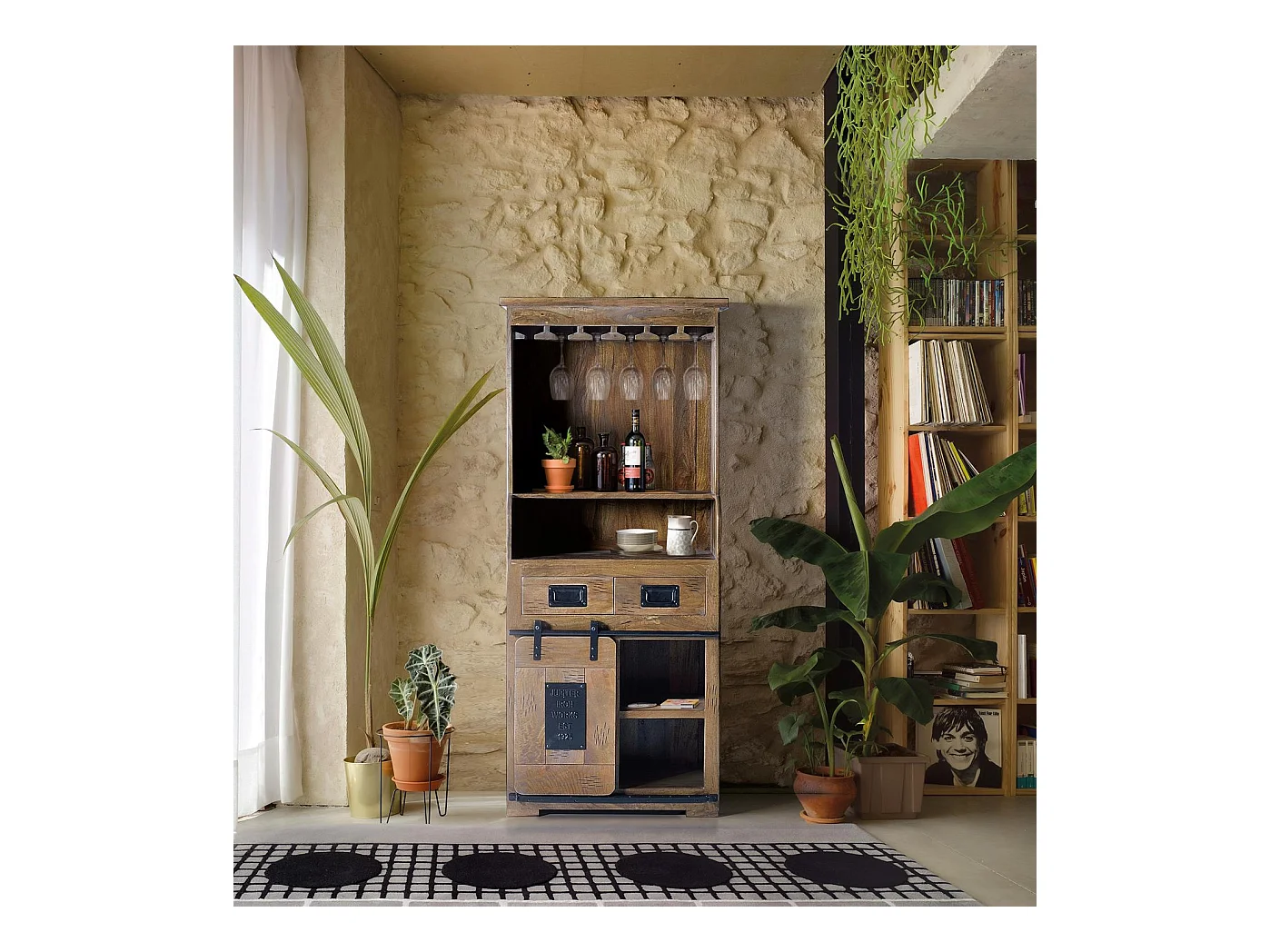 Stojak na butelki w stylu industrialnym z drewna mango i metalu