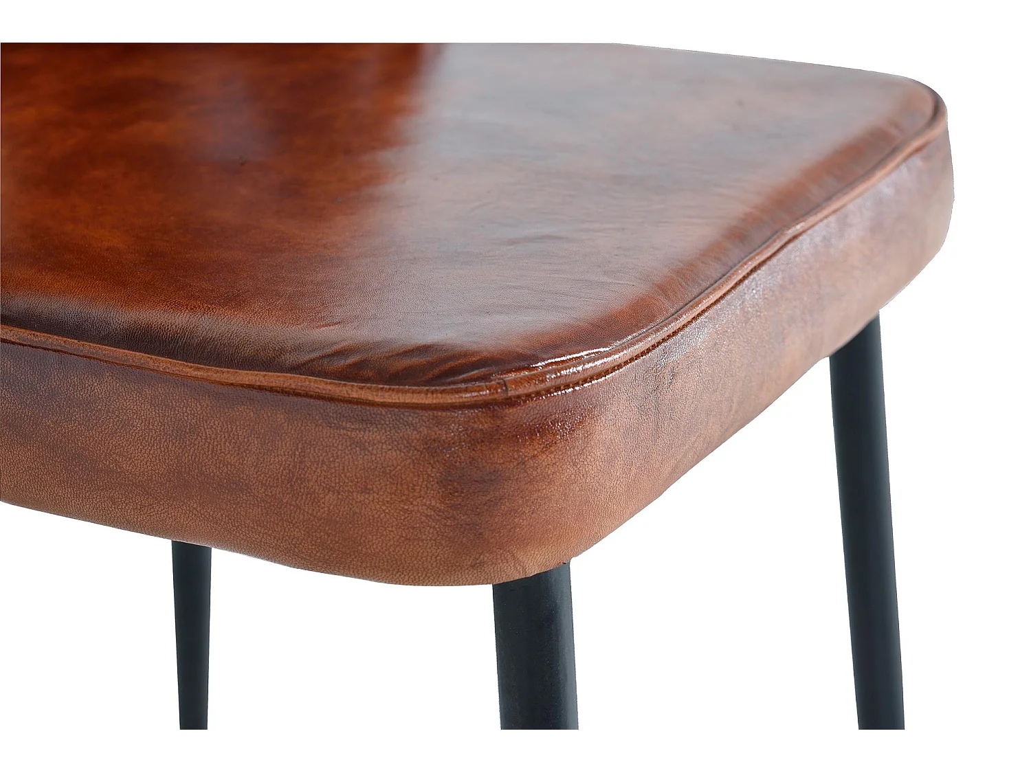 Chaise en cuir naturel et pieds en métal