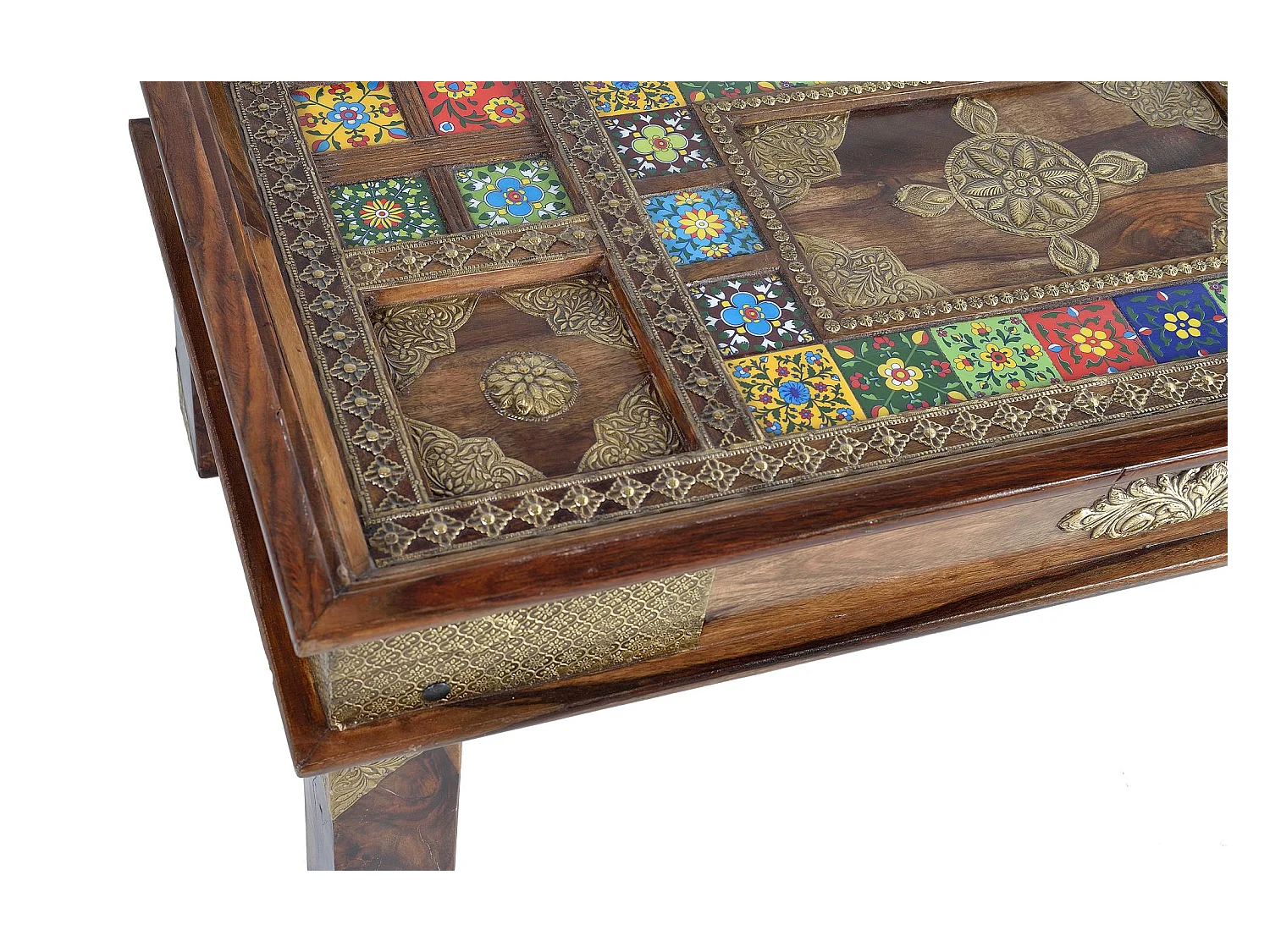 Stolik kawowy z detalami z płytek