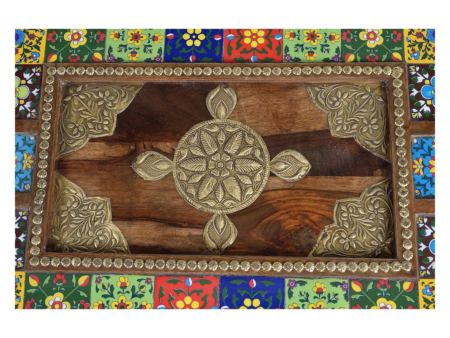 Stolik kawowy z detalami z płytek