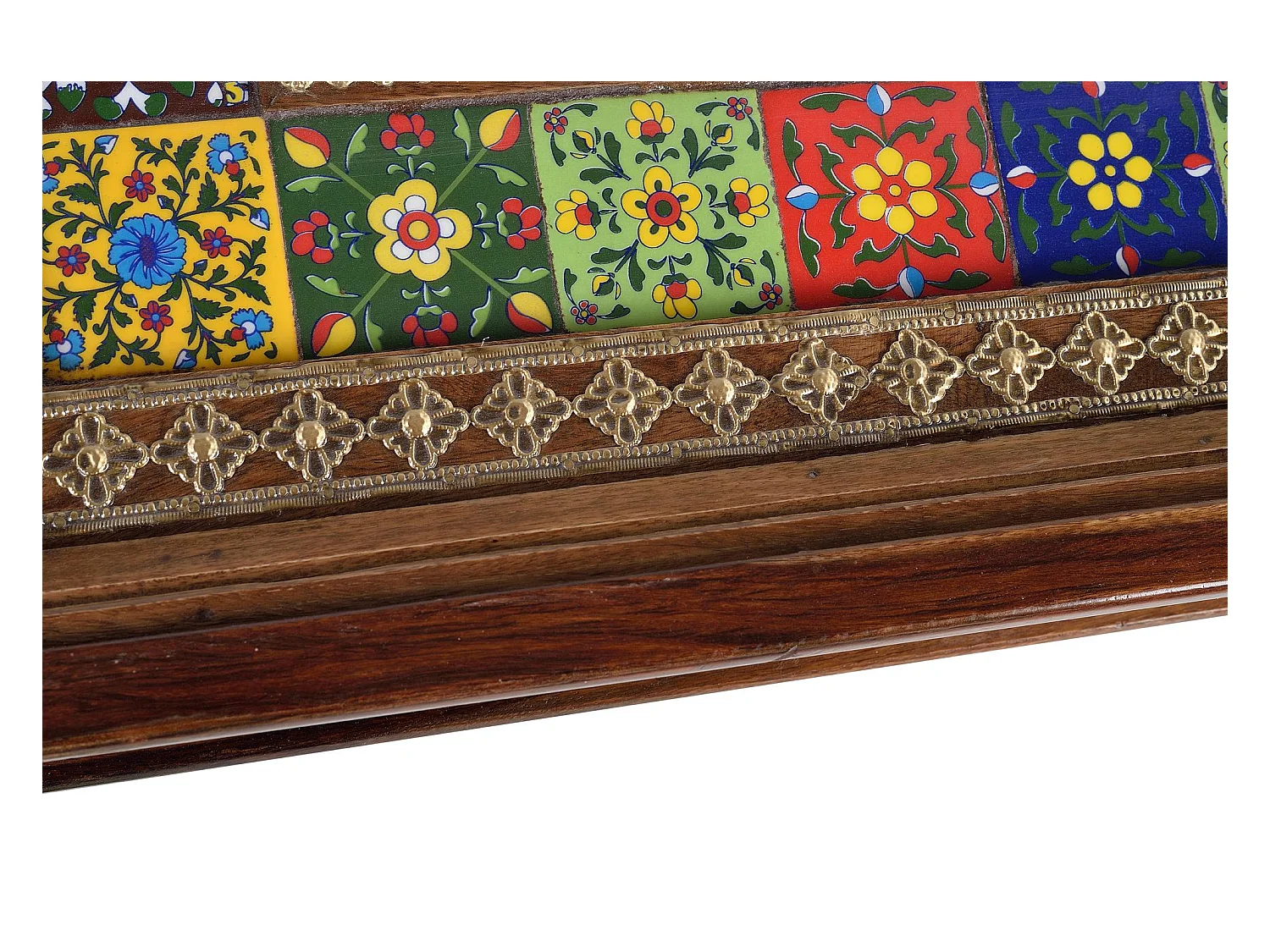 Stolik kawowy z detalami z płytek