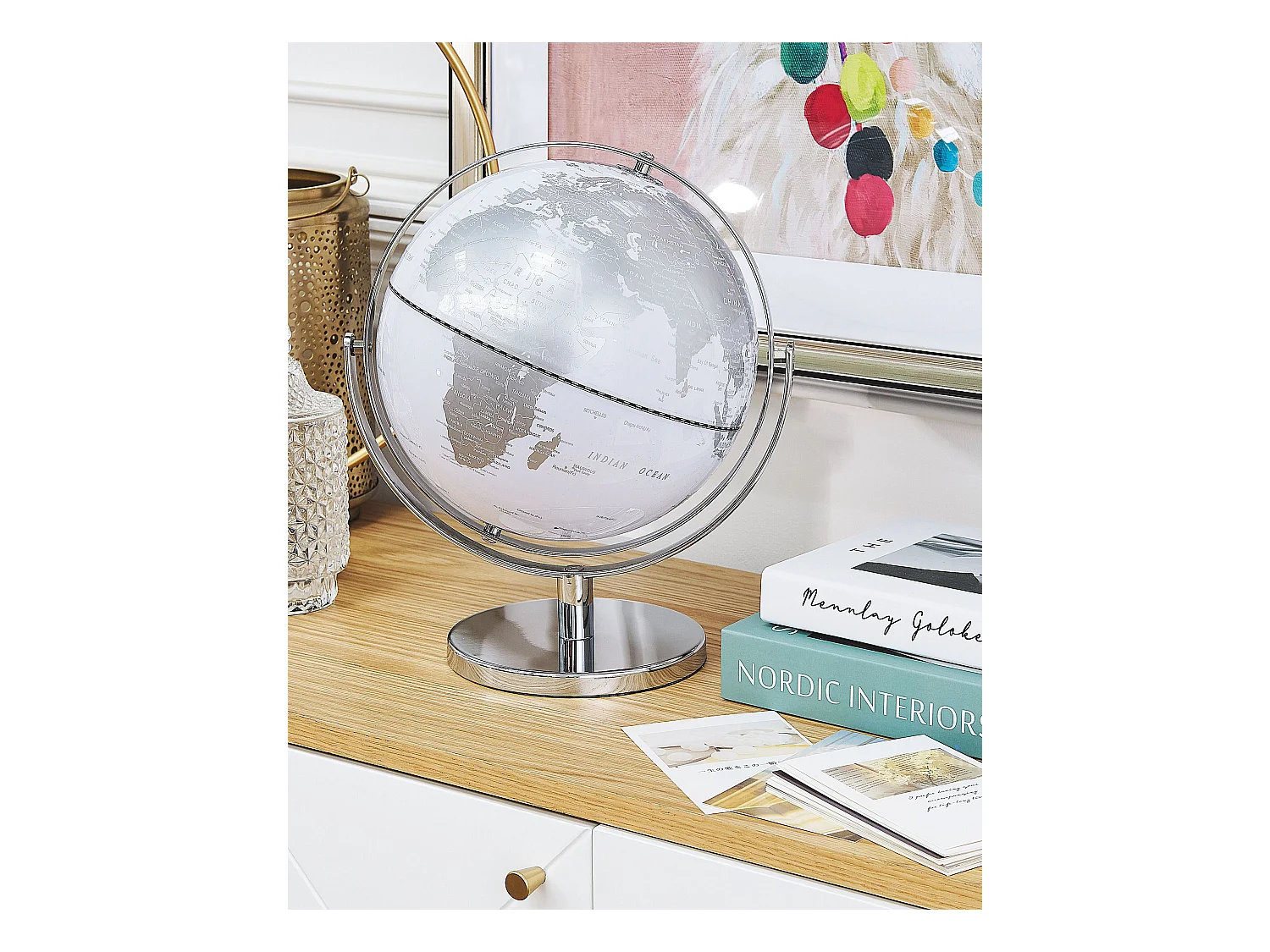 Moderner Tischglobus drehbar in Weiß und Silber mit verchromten Standfuß Drake