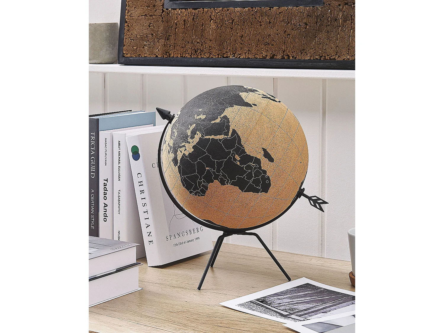 Dekorativer Tischglobus Braun aus Kork mit Metall-Standfuß und Pfeil Battuta
