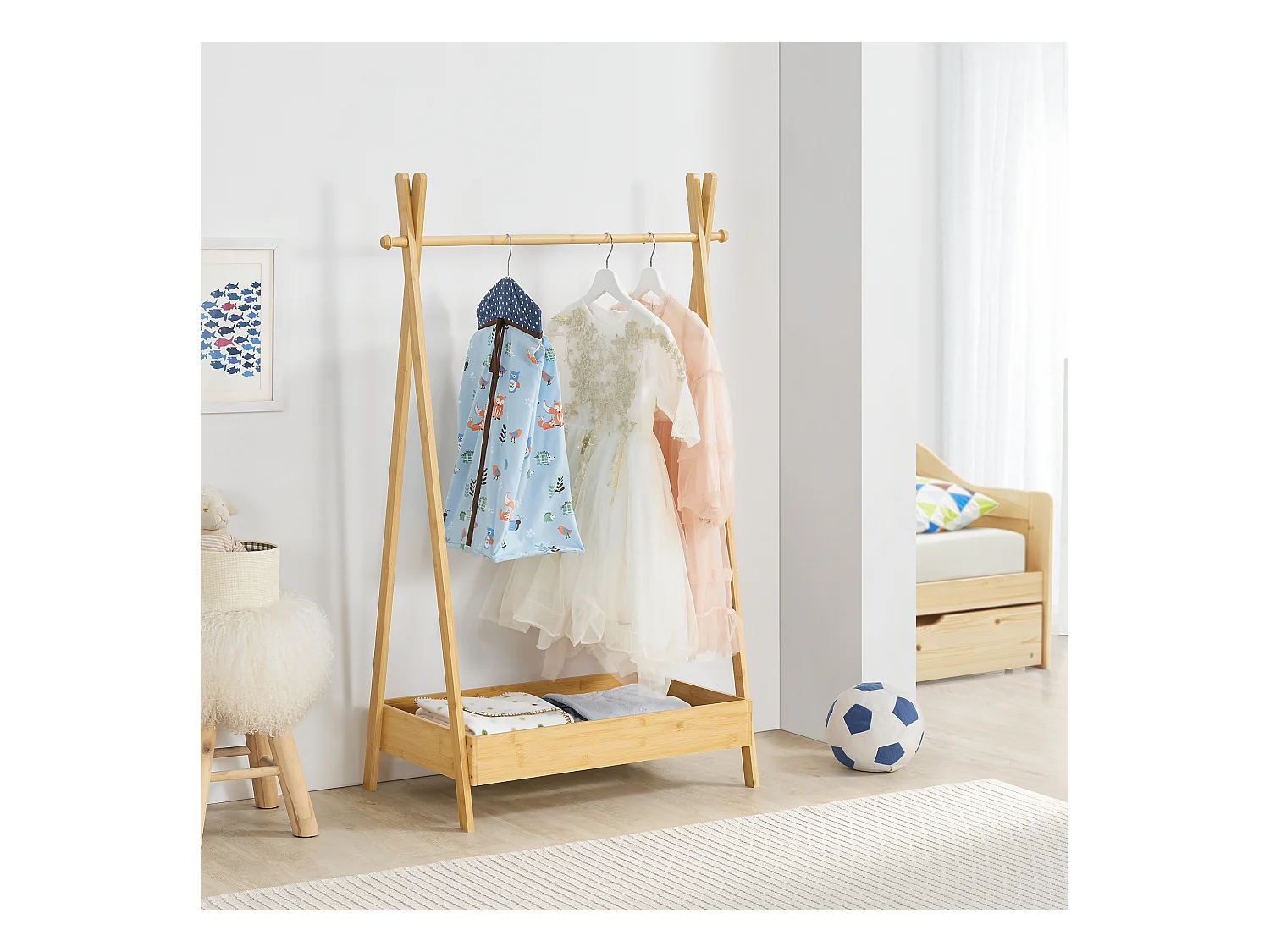 Portant à vêtements Sola pour enfant avec surface de stockage bambou [en.casa]