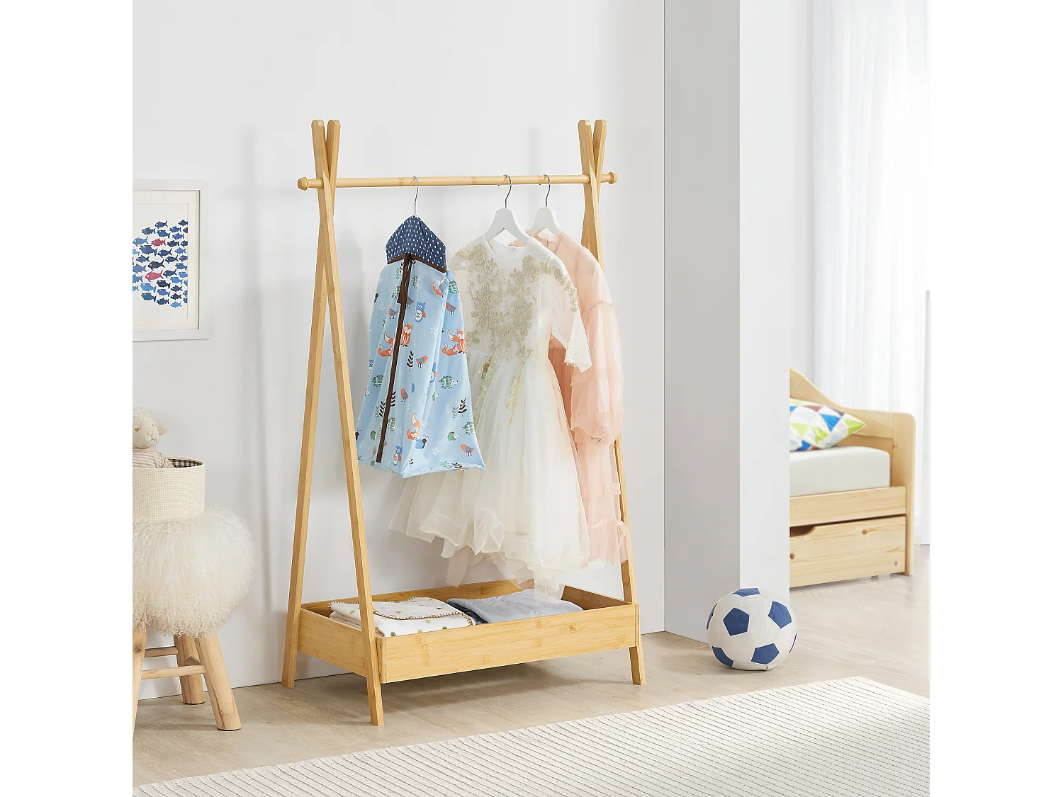 Portant à vêtements Sola pour enfant avec surface de stockage bambou [en.casa]