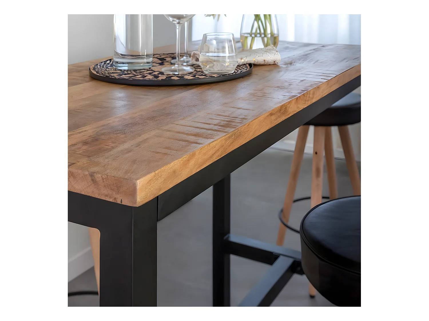 Table haute en bois de manguier et métal Petra