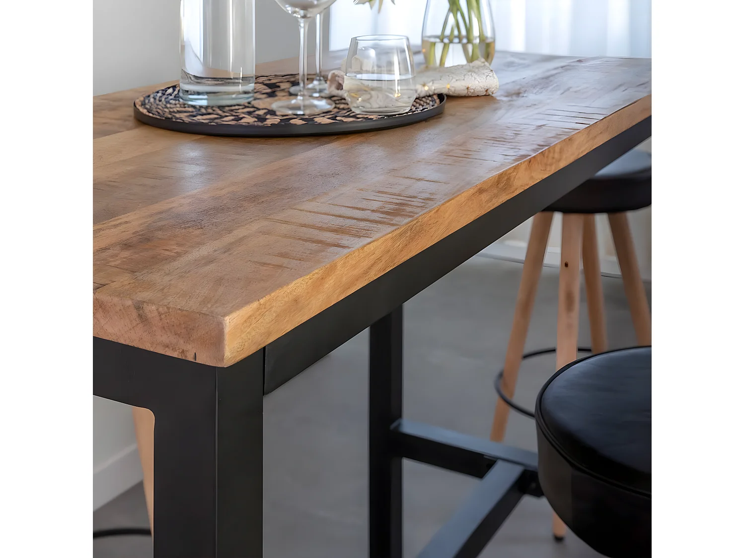 Mesa alta de madera de mango y metal Petra con almacenamiento para 4 personas