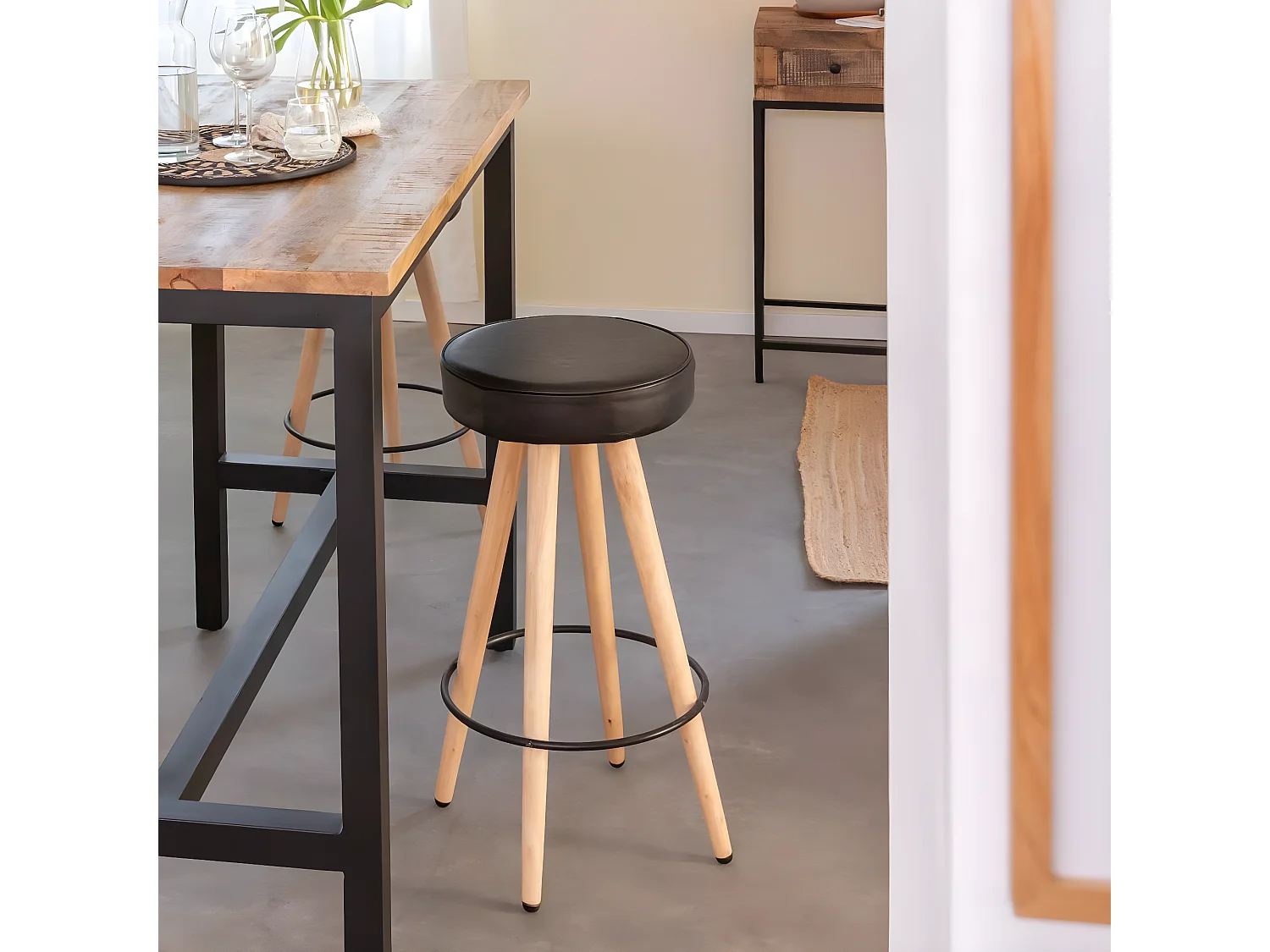 Mesa alta de madera de mango y metal Petra con almacenamiento para 4 personas