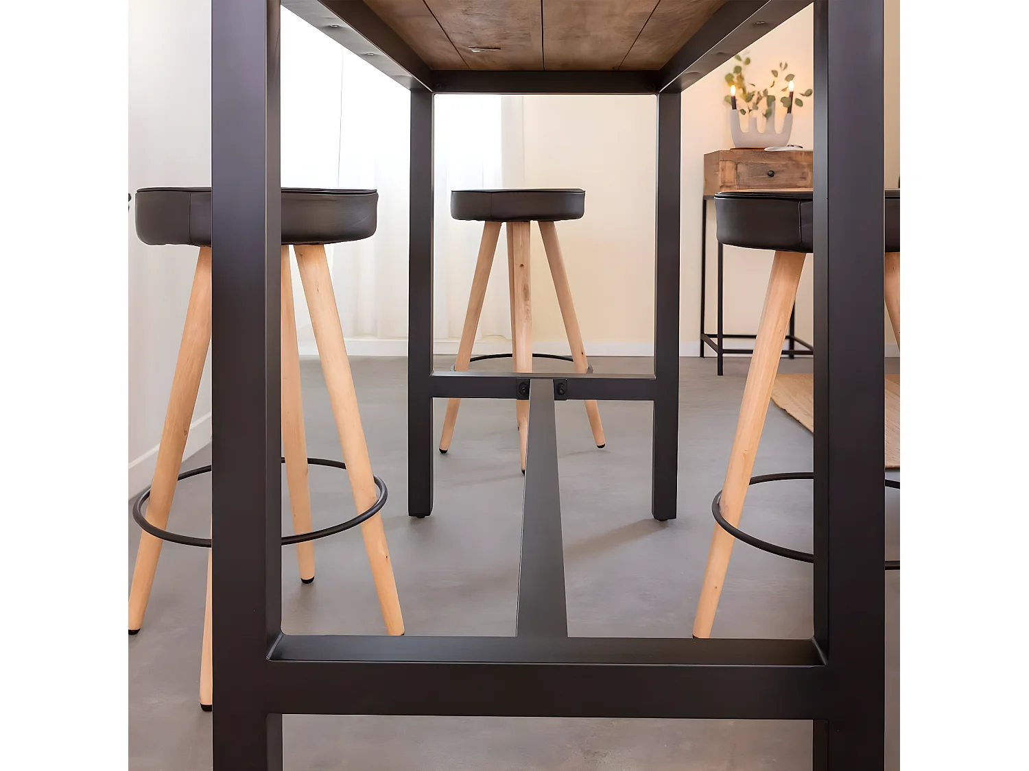 Mesa alta de madera de mango y metal Petra con almacenamiento para 4 personas