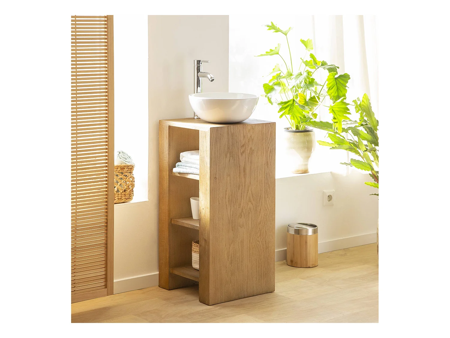Mueble bajo lavabo de roble Morgane con práctico almacenamiento para baños pequeños