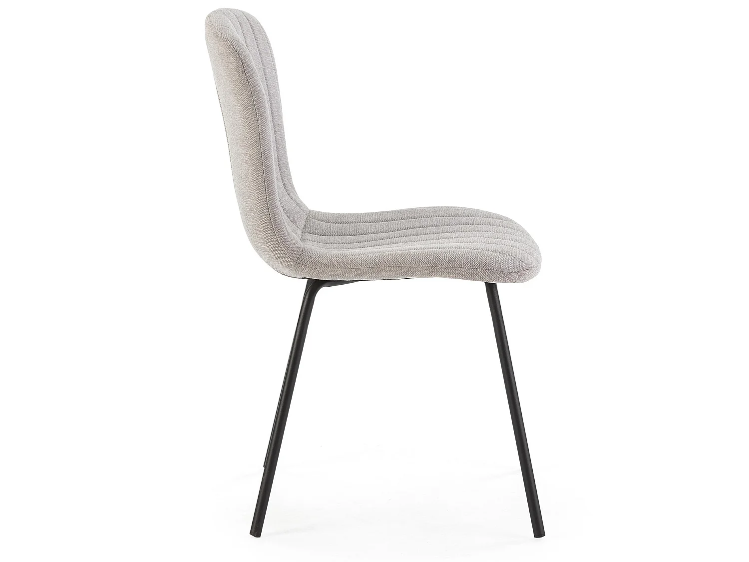 Vier Lucky stoelen met lichtgrijze stoffen bekleding inpakken.