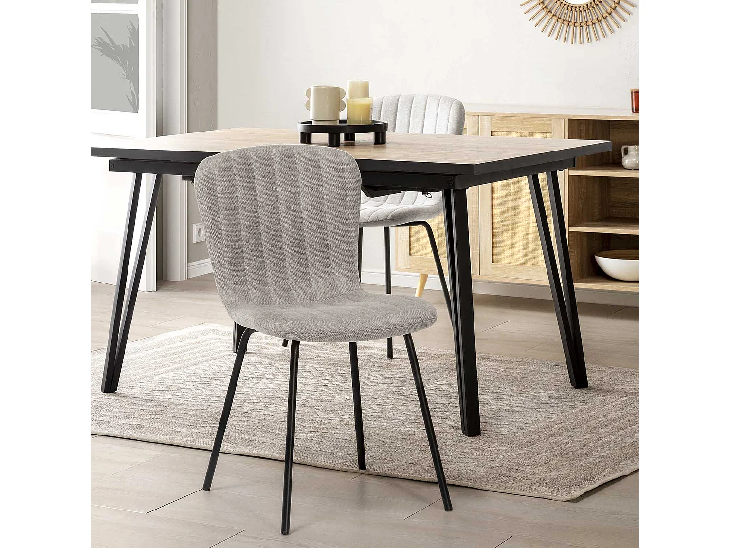 Vier Lucky stoelen met lichtgrijze stoffen bekleding inpakken.