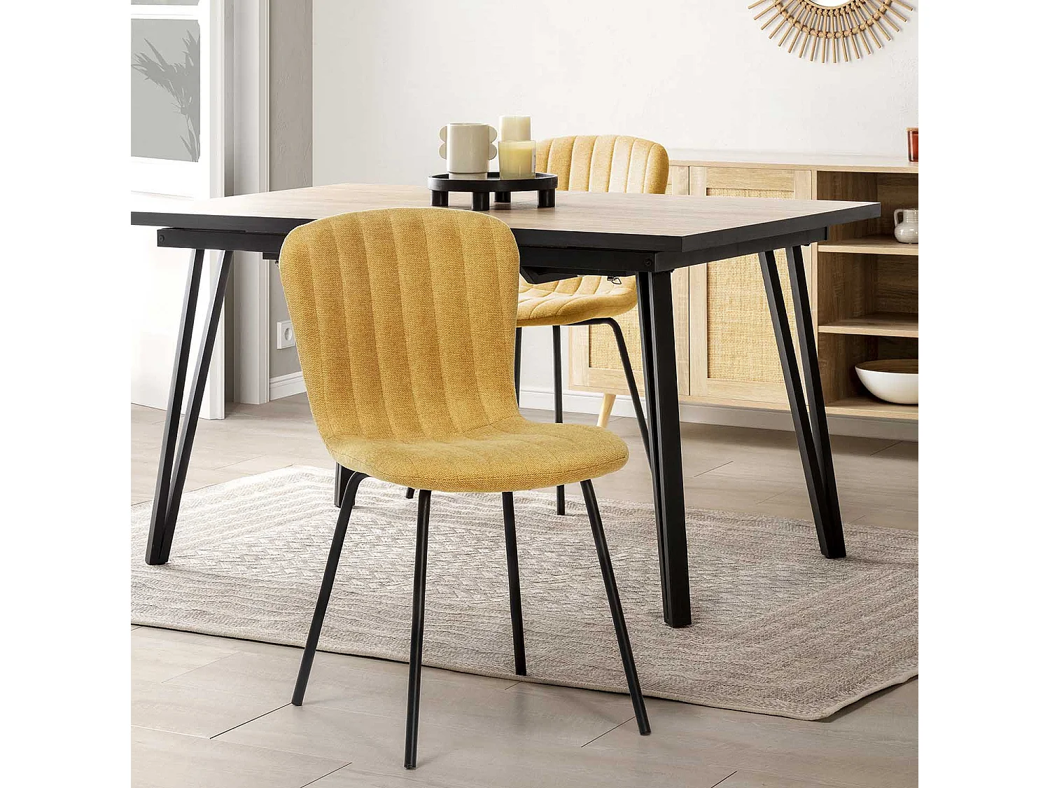 Set van 4 stoelen Lucky gestoffeerd in mosterdgele stof.