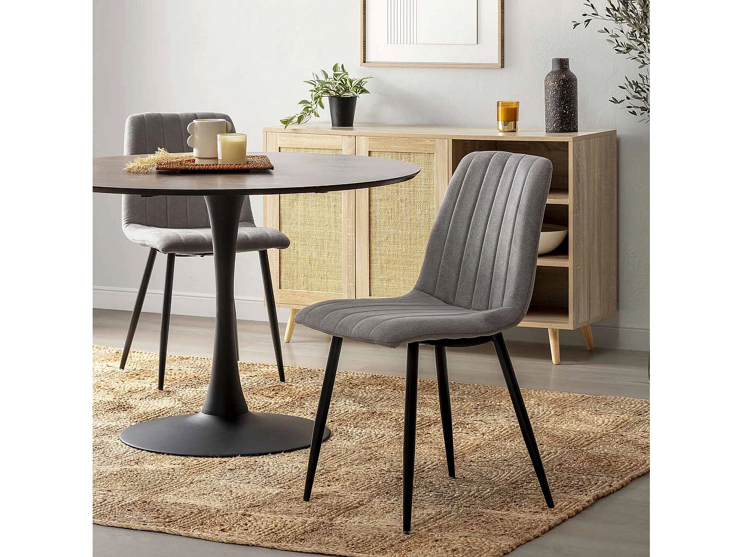 Conjunto de 4 cadeiras Sagi estofadas em tecido cinza.