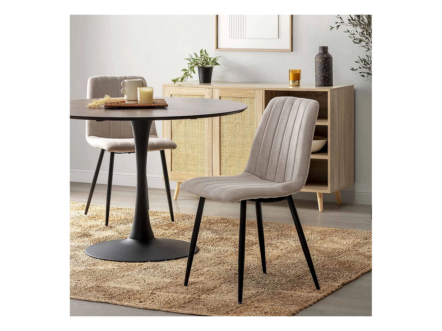 Conjunto de 4 cadeiras Sagi estofadas em tecido cor bege.