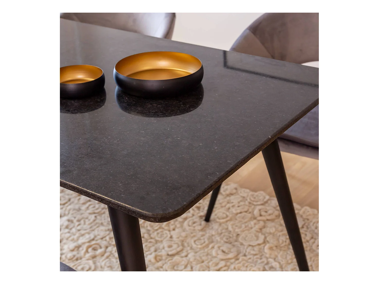 Table à manger avec plateau en granite noir Antonella