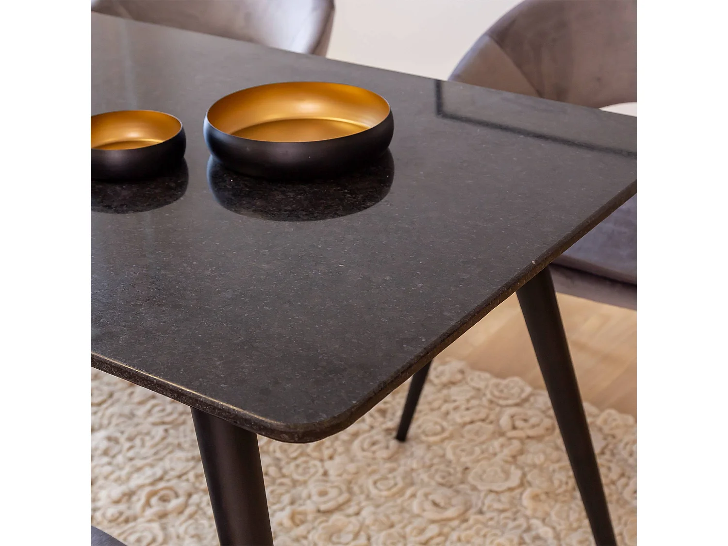 Table à manger avec plateau en granite noir Antonella