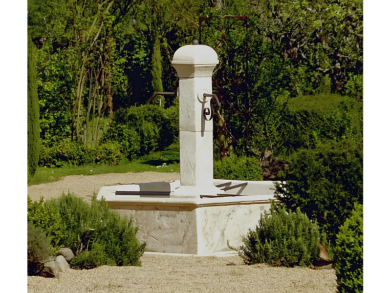 Fuente "Séville" hexagonal de piedra reconstituida con 3 caños y bola de acero macizo - Diámetro 180 x H.168 cm