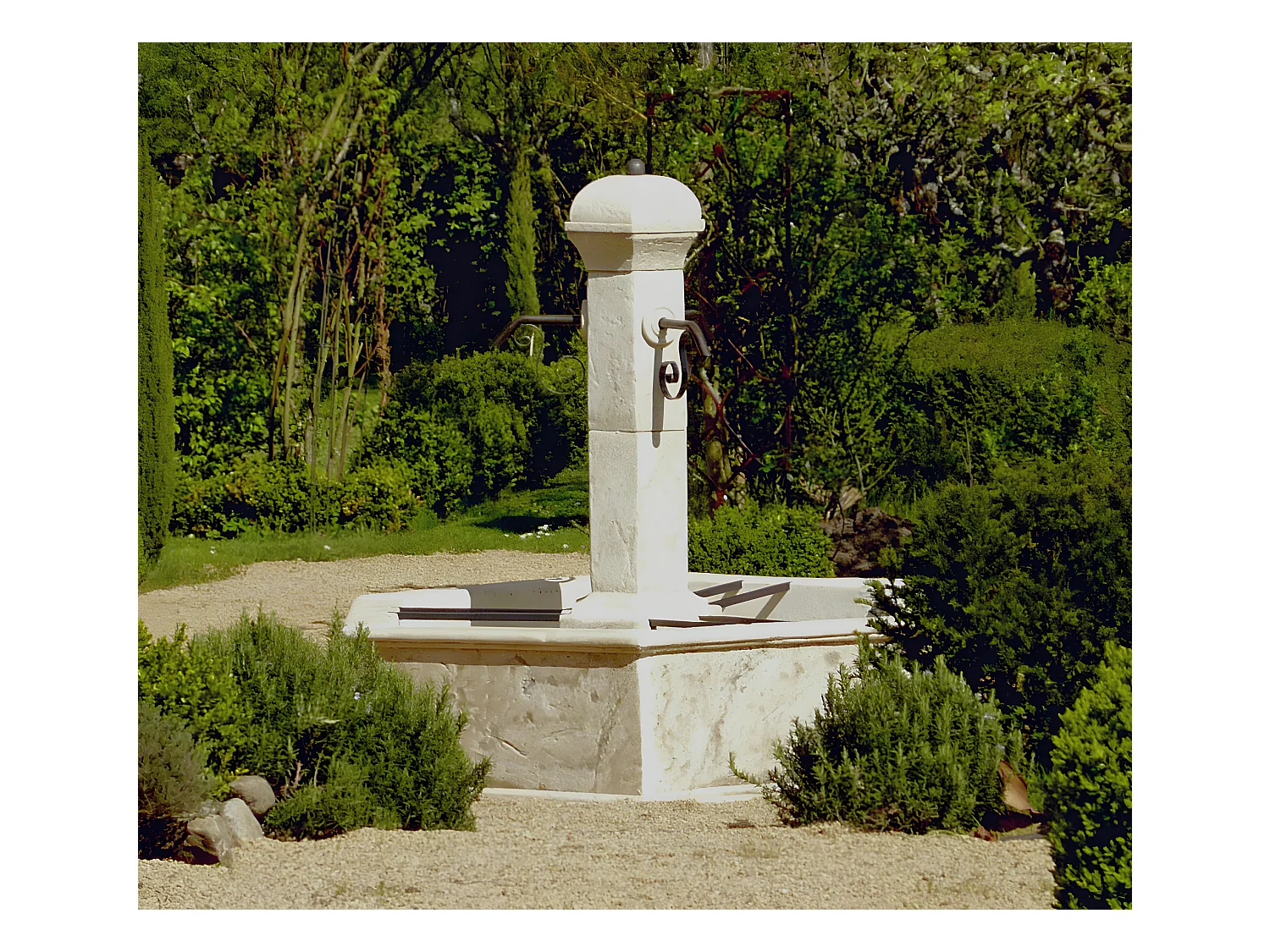 Fuente "Séville" hexagonal de piedra reconstituida con 3 caños y bola de acero macizo - Diámetro 180 x H.168 cm