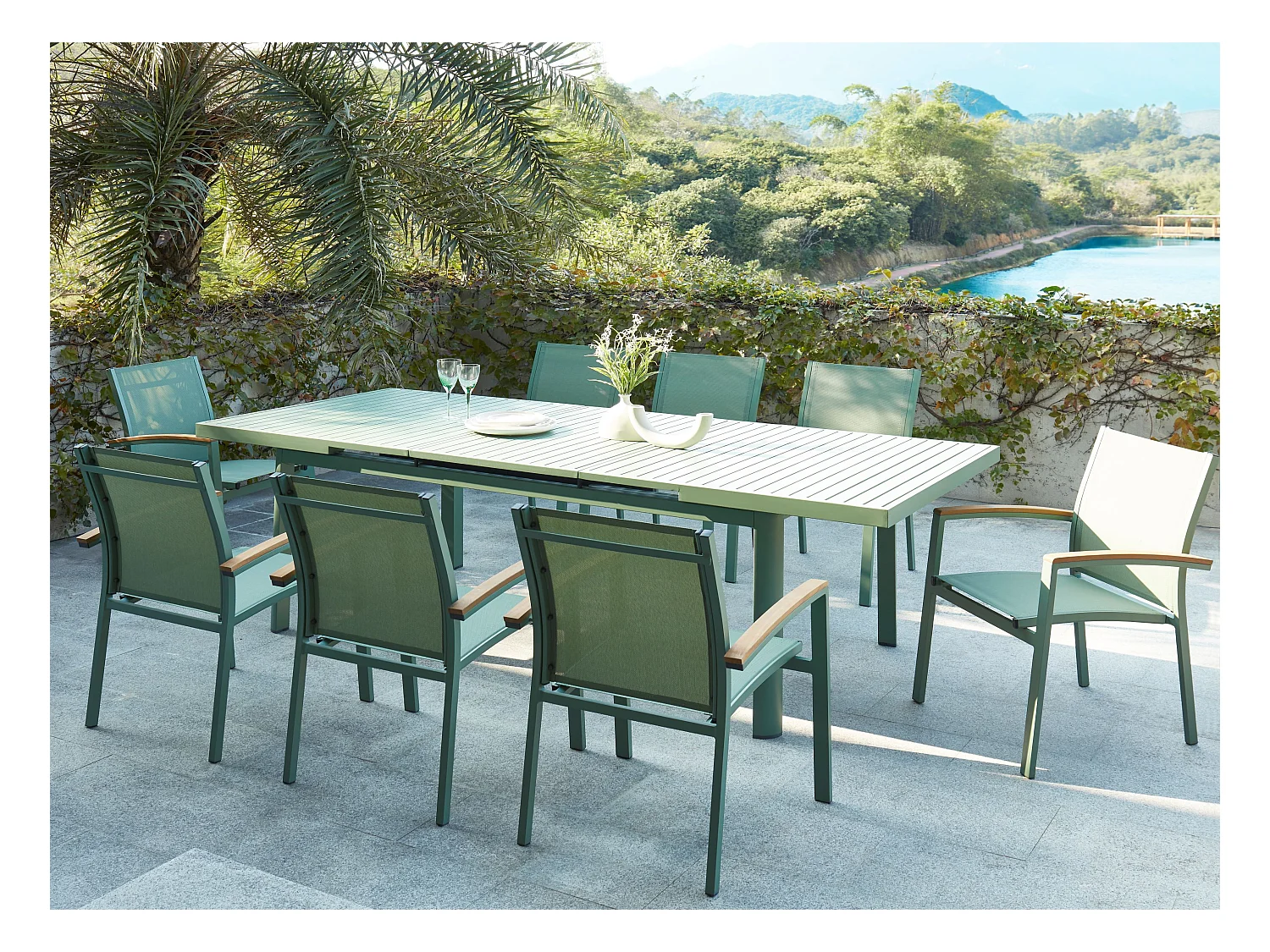 Salle à manger de jardin en aluminium : une table extensible L.180/240cm et 8 fauteuils empilables avec accoudoirs acacia - Vert amande - NAURU de MYLIA