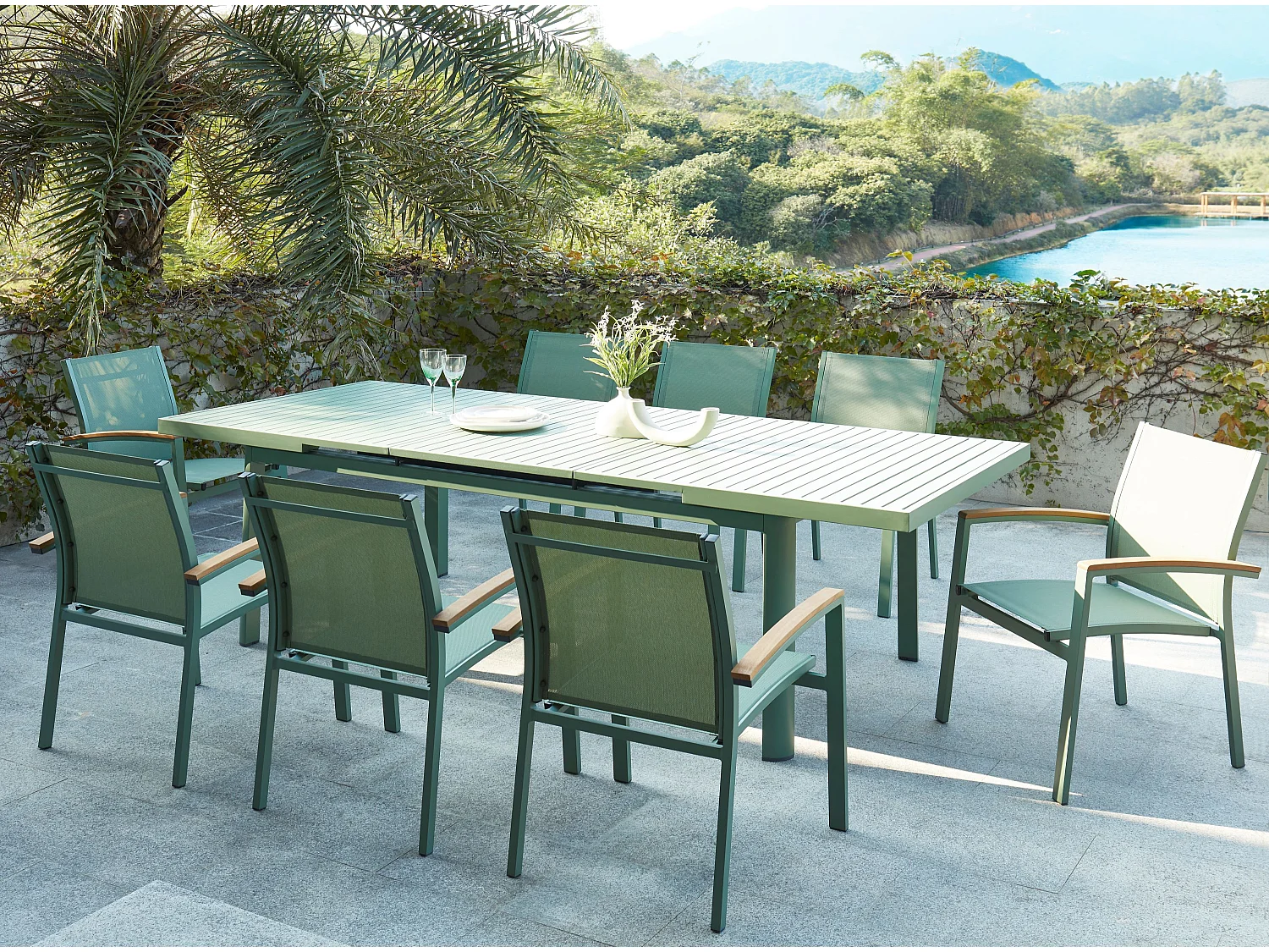 Garten-Essgruppe: Tisch ausziehbar L. 180/240 cm + 8 stapelbare Sessel - Aluminium - Grün - NAURU von MYLIA